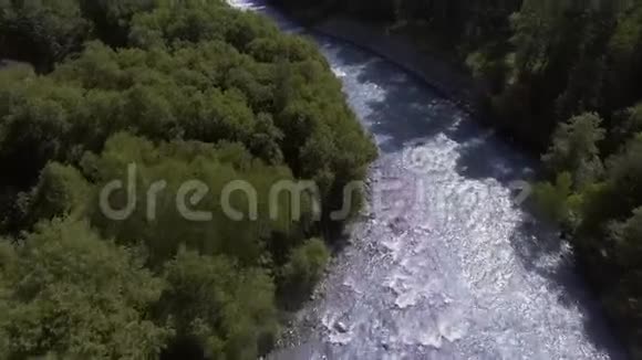 美丽的飞行越过一条山河阿克赫兹从鸟的视野射击视频的预览图