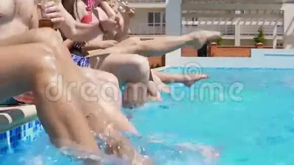 在泳池派对期间近距离观看双腿溅水和踢水慢镜头视频的预览图