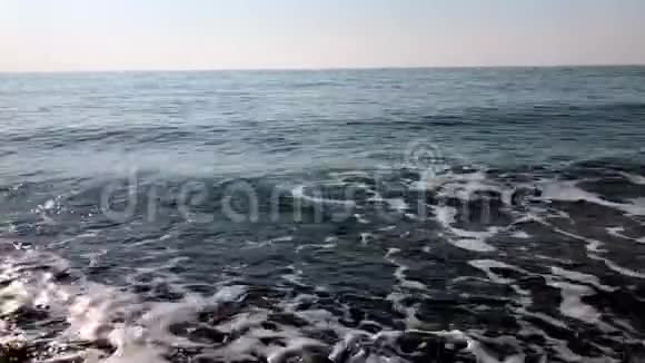 蔚蓝的大海海浪拍打着海岸视频的预览图