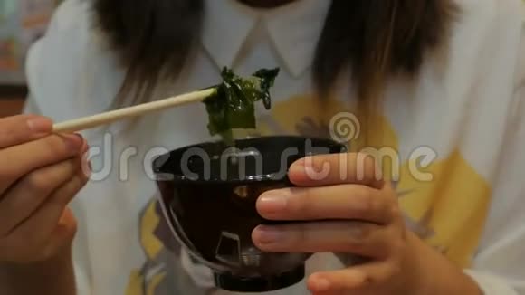 女人用筷子吃米索汤视频的预览图