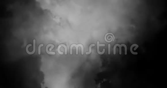 垂直蒸汽与白色烟雾上升缓慢运动视频的预览图