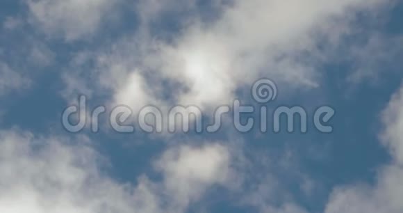 云在蓝天中移动实时视频的预览图