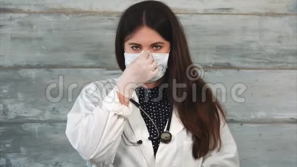 一位穿着白色长袍的女医生戴着眼镜矫正乳胶手套视频的预览图