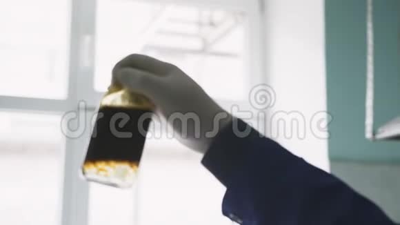 实验室助理用油水摇瓶视频的预览图