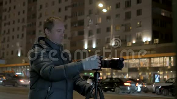 一个人为夜城拍照视频的预览图