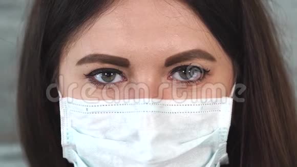 一个戴着防护面罩的女人闭上眼睛视频的预览图