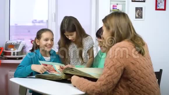 女孩们看着祖母的旧相册视频的预览图