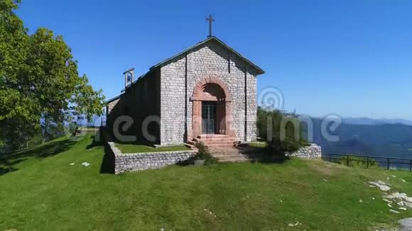 圣玛蒂诺教堂的鸟瞰图位于瓦雷塞省杜诺圣玛蒂诺山顶视频的预览图