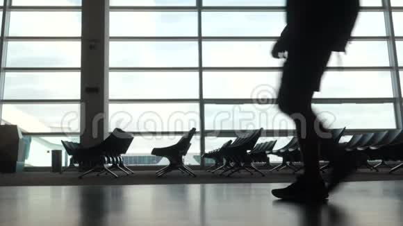 两名旅行者穿过机场走廊视频的预览图