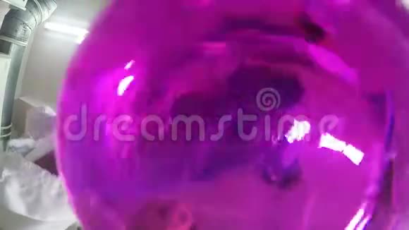 助理摇床灯泡和粉红液体变得清晰宏观视频的预览图