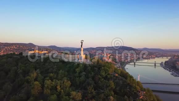 布达佩斯匈牙利4K空中天际线与格勒特山自由女神像和布达城堡视频的预览图