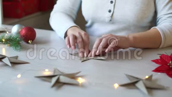 女人的手折折纸明星圣诞装饰视频的预览图