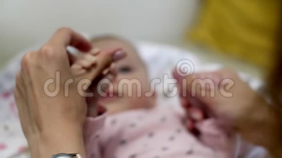 一个小女孩躺在婴儿床上视频的预览图