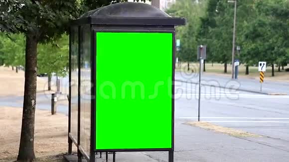 公共汽车站广告绿色广告牌视频的预览图