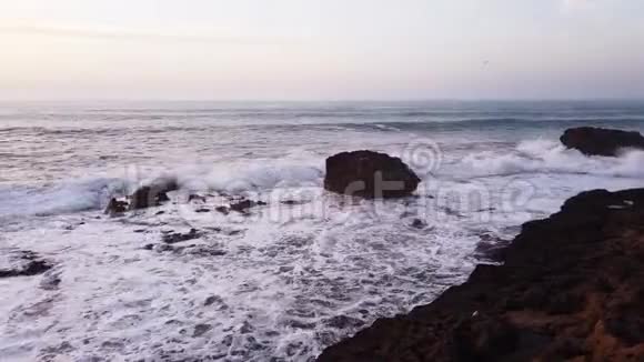 摩洛哥大西洋沿岸海浪和岩石的空中景观4k视频的预览图