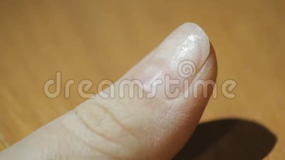 在沙龙里用凝胶抛光的指甲形成视频的预览图