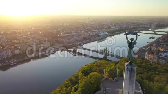 匈牙利布达佩斯自由女神像在格勒特山上飞行4K背景是自由桥视频的预览图