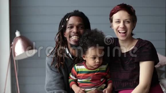 家庭幸福家庭多元化有儿子在家的画像视频的预览图