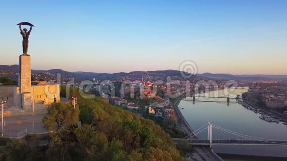 布达佩斯匈牙利4K空中天际线与格勒特山自由女神像和布达城堡视频的预览图