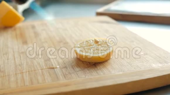 厨师在餐馆里处理一块柠檬逐步烹饪菜肴的概念视频的预览图