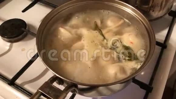 饺子在锅里煮视频的预览图