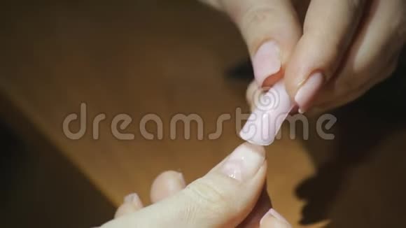 在沙龙里用凝胶抛光的指甲形成视频的预览图