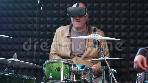 虚拟现实头盔中的男鼓手打鼓视频的预览图