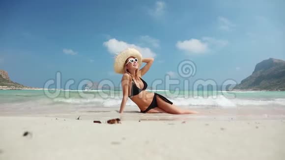 穿着泳衣的女人在沙滩上放松视频的预览图