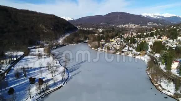 瓦雷西省盖尔拉冷冻湖冬季景观鸟瞰图视频的预览图