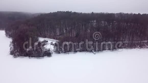 带着无人机飞过冬天的雪故事视频的预览图