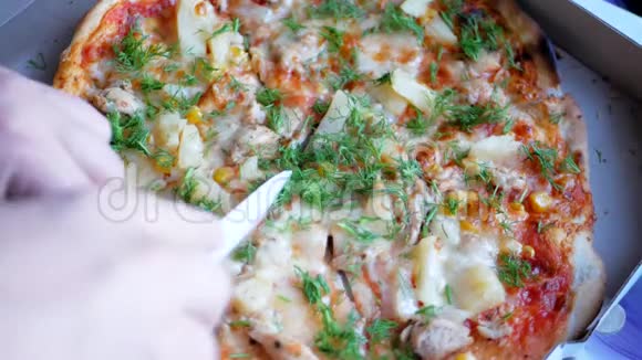 新鲜热比萨饼热奶酪菠萝玉米粒和视频的预览图