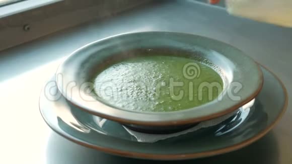 厨师在菠菜清汤中加入一滴橄榄油视频的预览图