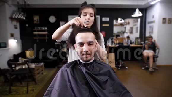 理发店里满是黑皮诺亚胡子的家伙的形象女理发师休闲服装时尚发型视频的预览图