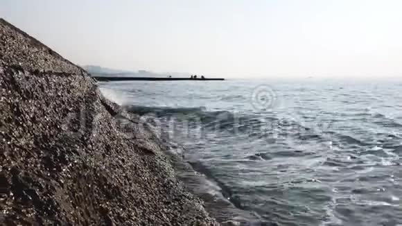 蔚蓝的大海海浪拍打着海岸视频的预览图