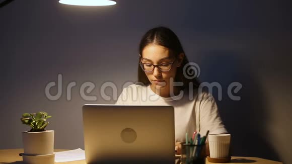 认真的年轻学生在使用电脑笔记本电脑学习女人工作到很晚视频的预览图