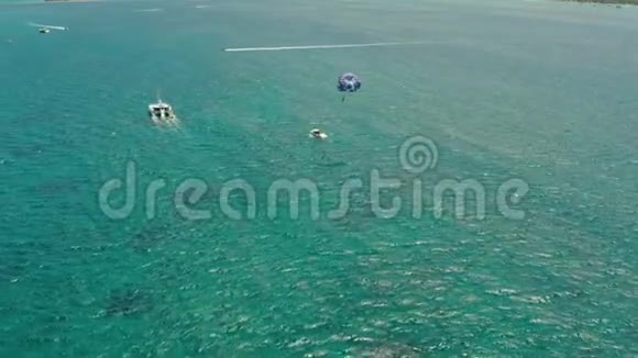 游客乘坐降落伞在海面上菲律宾长滩岛视频的预览图