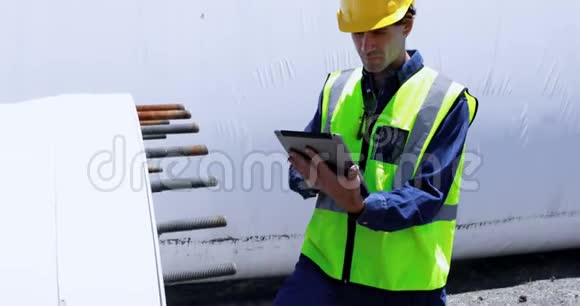男性工人在检查混凝土隧道4k时使用数字平板电脑视频的预览图