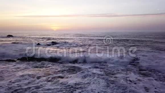 摩洛哥大西洋沿岸海浪和岩石的空中景观4k视频的预览图