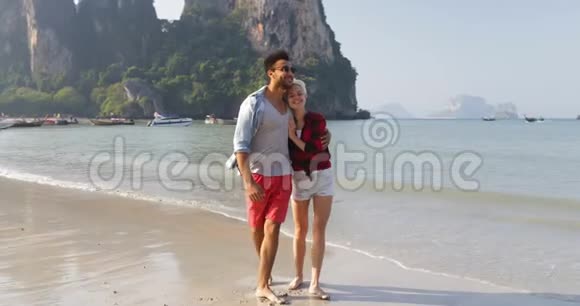 在泰国情侣在海滩散步拥抱年轻男女游客在海上度假视频的预览图