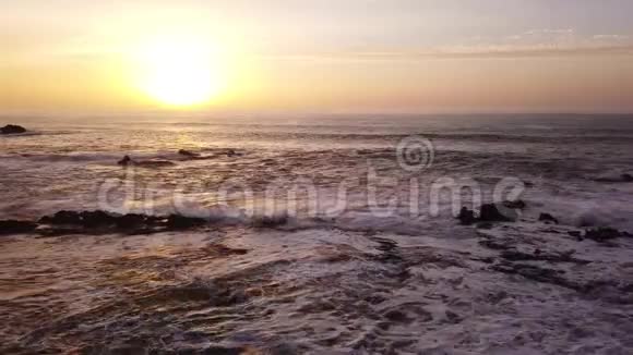 摩洛哥大西洋沿岸海浪和岩石的空中景观4k视频的预览图