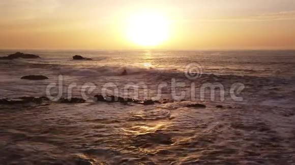 摩洛哥大西洋沿岸海浪和岩石的空中景观4k视频的预览图