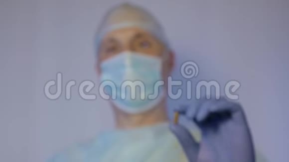 医生给病人做了手术后需要服用的药丸呈棕色视频的预览图