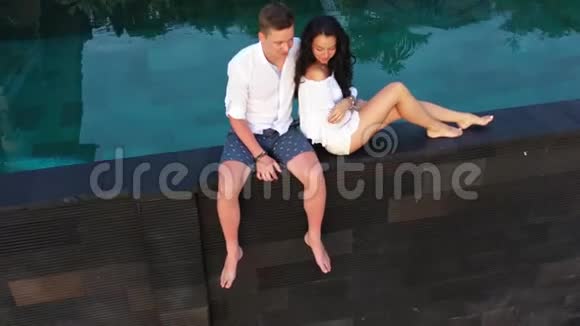 浪漫暑假在豪华度假村恋爱的情侣人们一起在边缘游泳池放松享受视频的预览图
