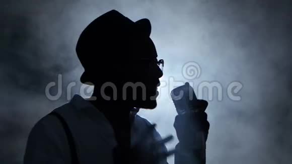 美国黑人男音乐家一半的营业额在烟雾和白光唱在一个录音棚黑色视频的预览图