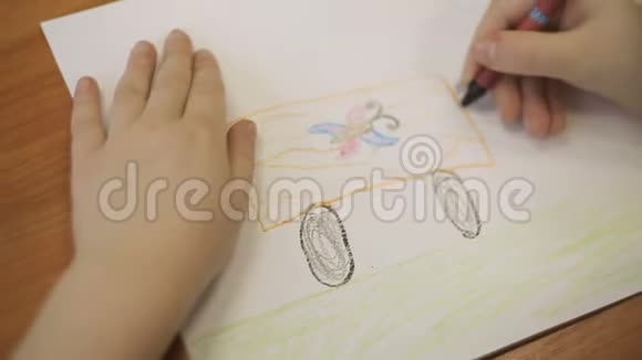 女孩画一辆彩色铅笔车视频的预览图