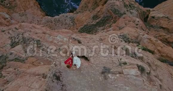 两个女朋友探索山脉视频的预览图