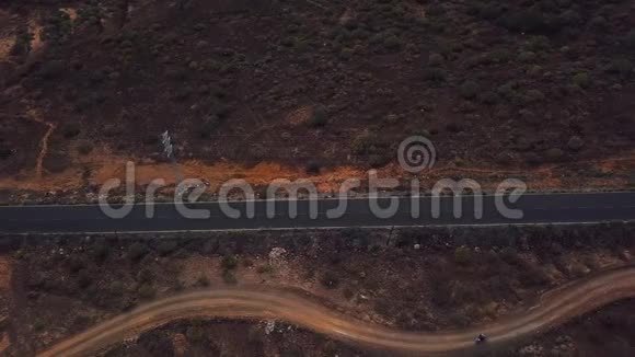 在西班牙加那利群岛的特内里费一辆汽车沿着一条沙漠道路行驶的俯视图时间推移视频的预览图