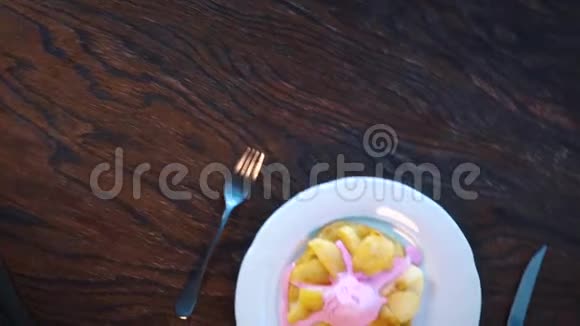 带有香草冰淇淋的热甜点由燕麦片糖核桃和苹果制成的苹果脆视频的预览图