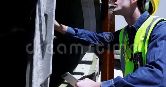 男性工人在检查混凝土隧道4k时使用数字平板电脑视频的预览图