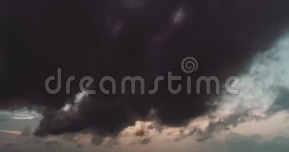 时间流逝色彩斑斓的天空与夕阳的云彩视频的预览图